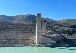 El embalse de La Viñuela está en mínimos históricos, al 7,6% de su capacidad, con apenas 12,5 hectómetros cúbicos.