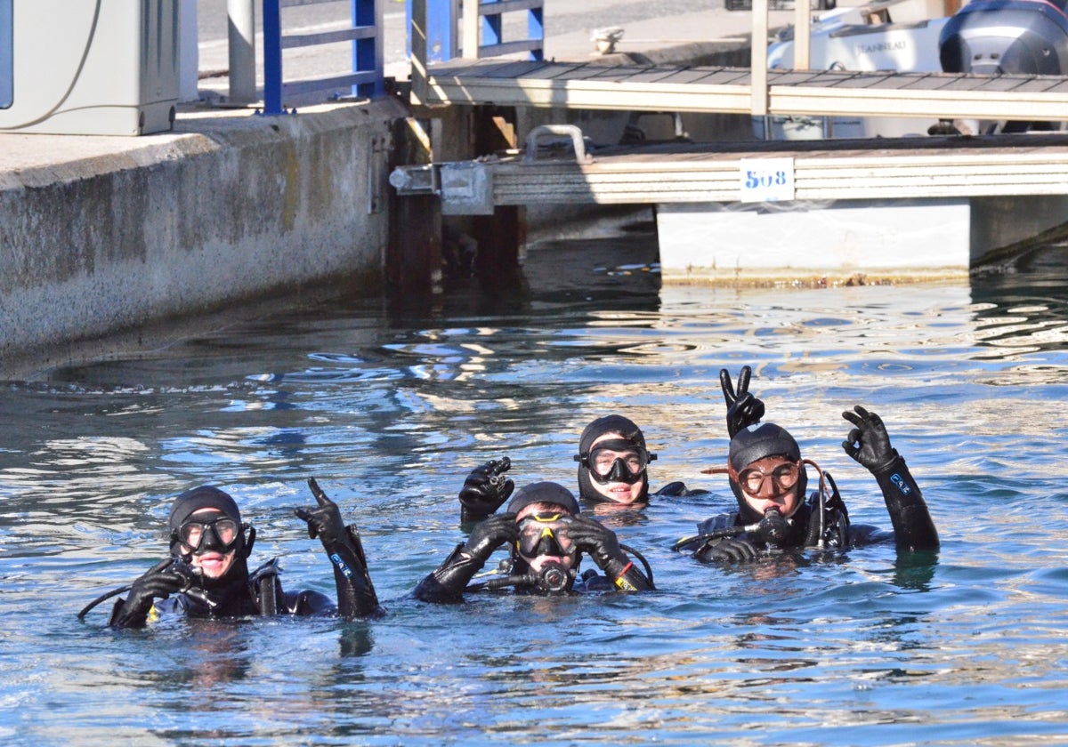 Buzos en las aguas del puerto, en una edición anterior.