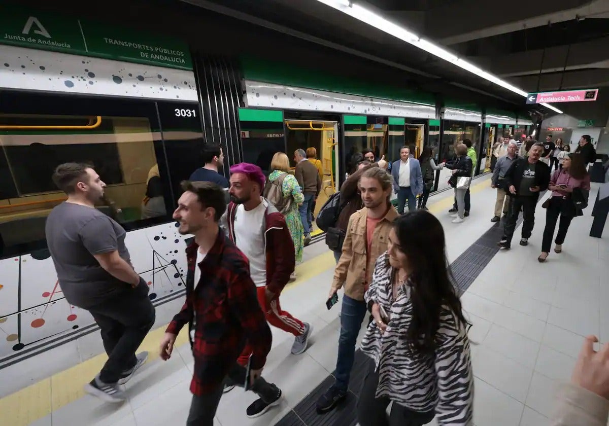 Viajeros en una estación del metro de Málaga.