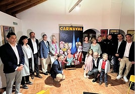 Los protagonistas posan con el cartel anunciador, obra de Pedro Casermeyro.