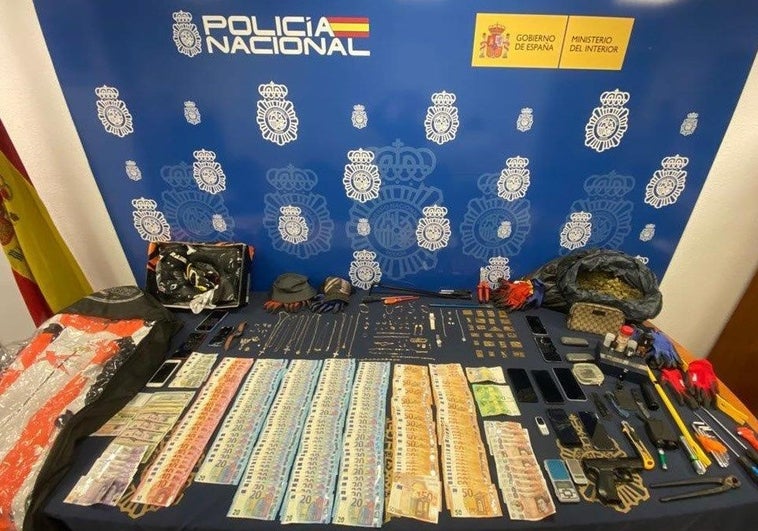 Imagen de los efectos y del dinero intervenido por la Policía Nacional.