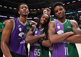 Taylor, Perry y Carter celebran en la pista del Palacio una victoria esta temporada
