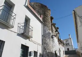 En la calle Calzada se puede encontrar esta vivienda que en su día fue parte del castillo. j