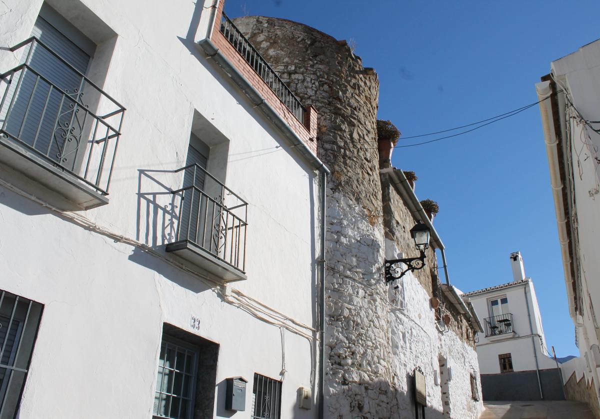 En la calle Calzada se puede encontrar esta vivienda que en su día fue parte del castillo. j