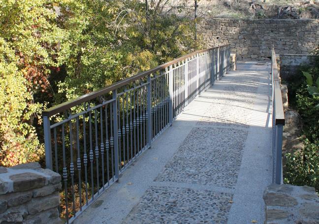 El puente Viejo, al que se llega desde el paseo de las Lavanderas, es de los más estrechos de Málaga.