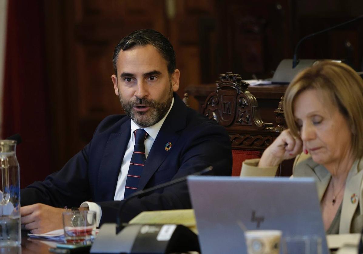 Dani Pérez dice en el pleno que no debatirán más en las mociones de Vox: «Son peligrosos»