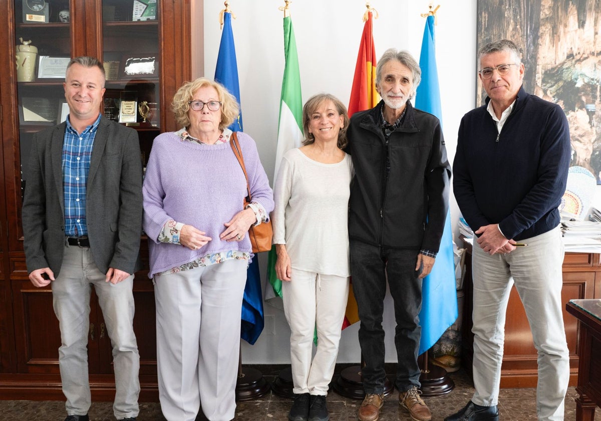 El médico homenajeado, junto a su pareja, el alcalde, la exedil Mari Trini Pascual y el edil de Salud.