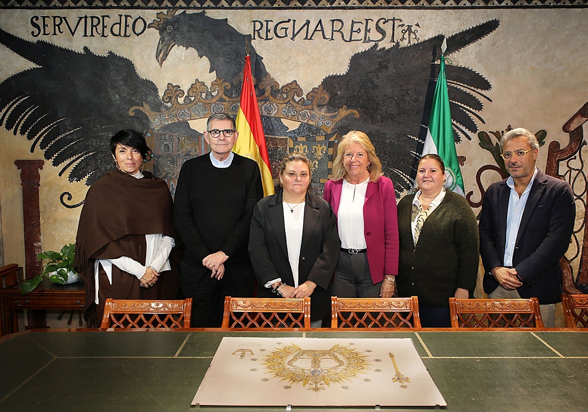 La alcaldesa de Marbella, Ángeles Muñoz, ha recibido a la Hermandad de la Virgen del Carmen.