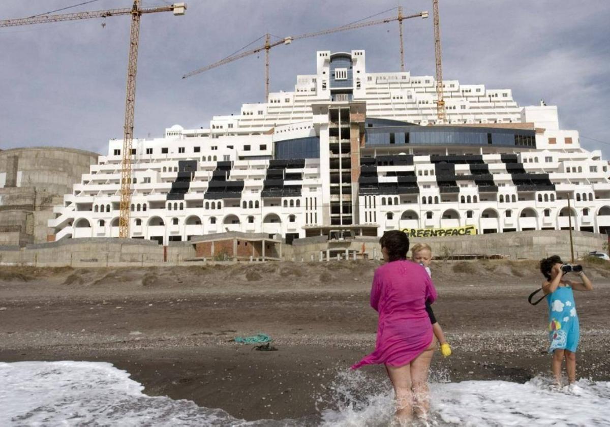 Imagen del hotel ilegal a pie de playa en el paraje natural de El Algarrobico en Carboneras.