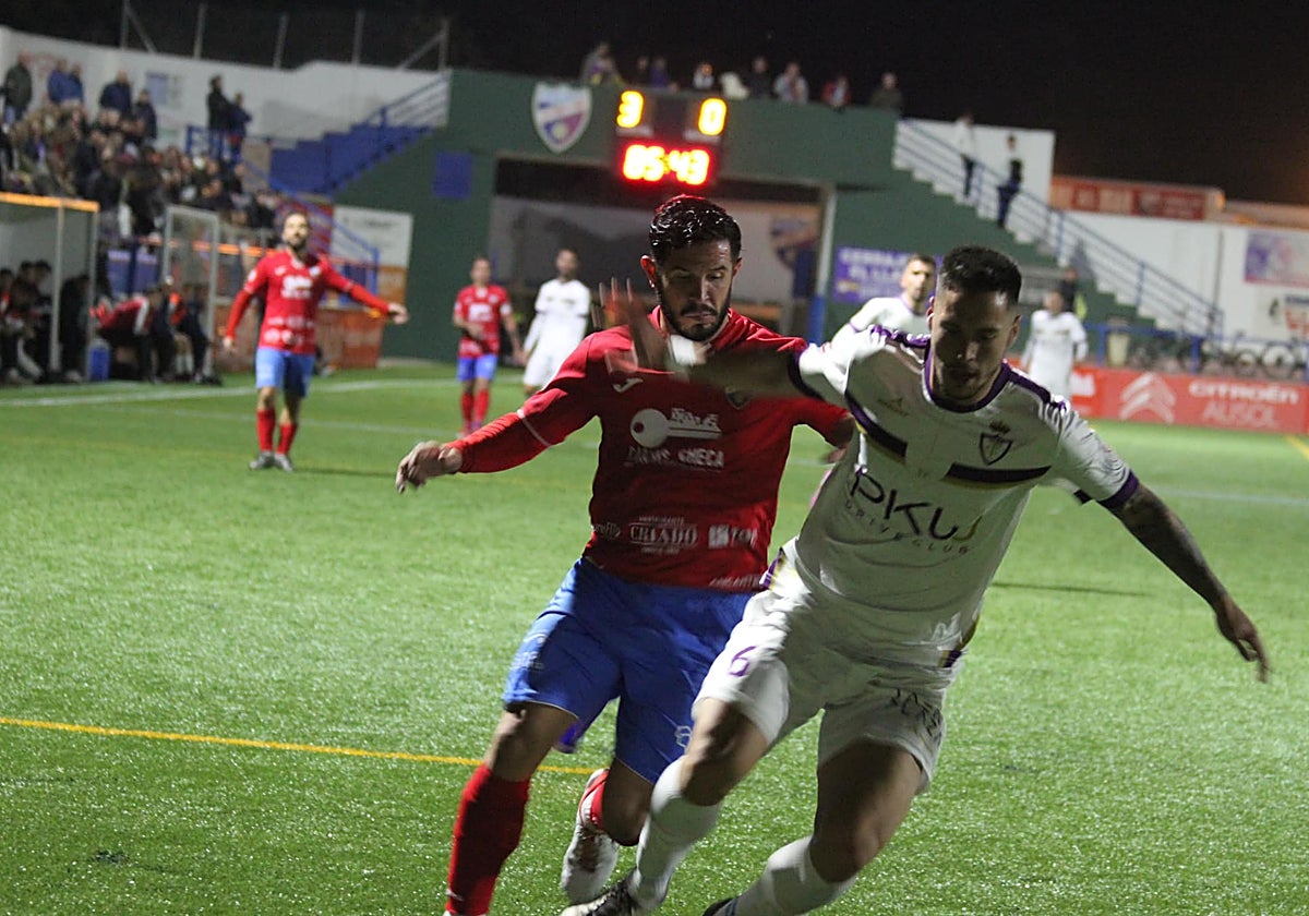 Álex Pulga (izquierda), del Torre del Mar, en un partido de esta temporada.