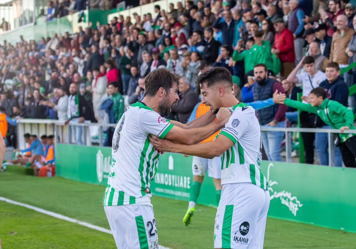 Coke felicita a Zacarías Ghailam tras su decisivo gol la pasada jornada ante el Ceuta para forzar in extremis un empate.