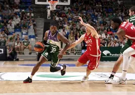 Kendrick Perry, defendido por Dani García, en un Unicaja-Manresa reciente.