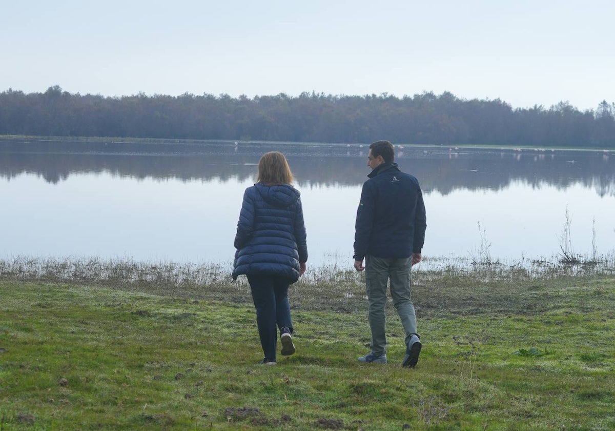 Teresa Ribera y Juanma Moreno, el pasado lunes en el Parque Nacional de Doñana.