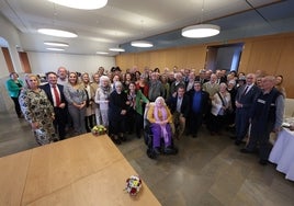 Foto de familia de los pintores, los representantes de las entidades beneficiadas y las autoridades tras el acto.