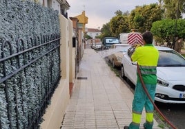 La limpieza de calles con agua potable es una de las prohibiciones por la sequía.