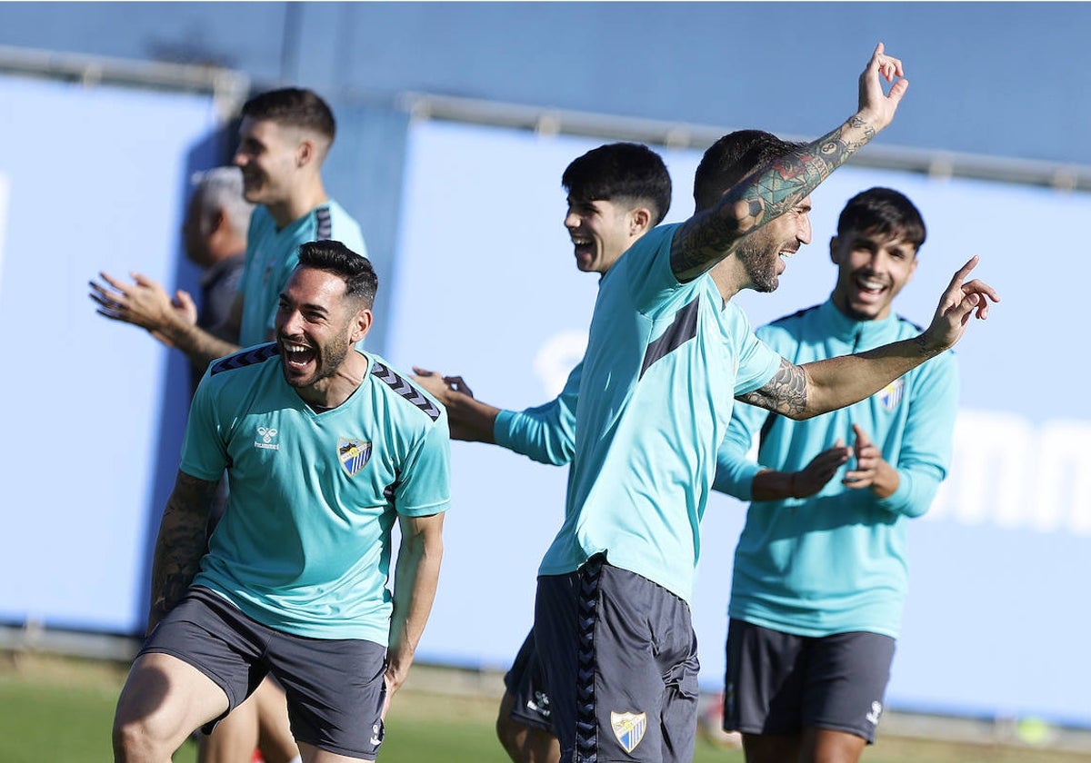 Víctor García, Dioni y Kevin, en una imagen distendida en el entrenamiento del Málaga el jueves en La Rosaleda.