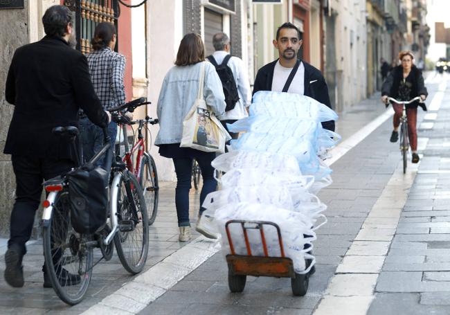 A veces el espacio de bicis se ve invadido por otros usuarios que también usan herramientas de trabajo con ruedas.