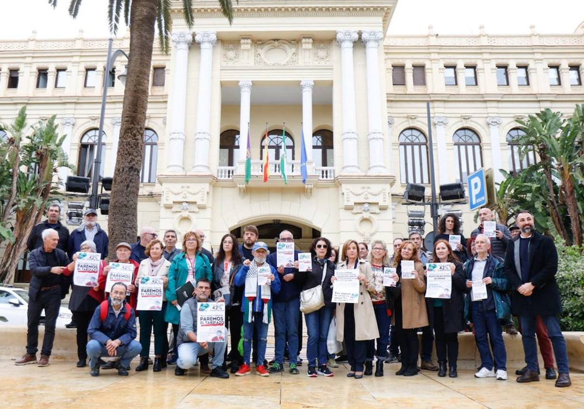 Integrantes de la plataforma, tras la recogida de firmas esta mañana en el Ayuntamiento.