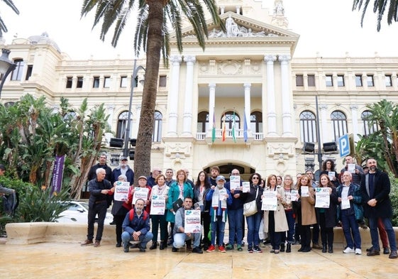 Integrantes de la plataforma, tras la recogida de firmas esta mañana en el Ayuntamiento.