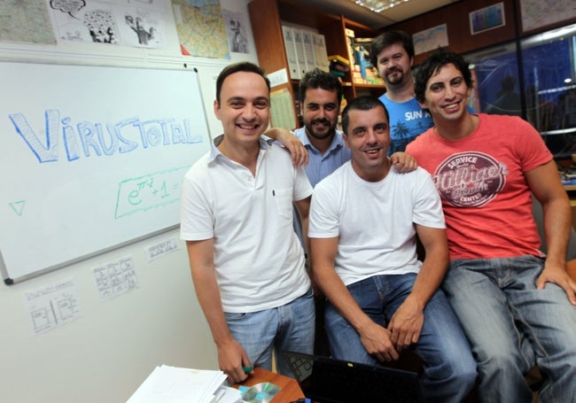Francisco Santos, Alejandro Bermúdez, Bernardo Quintero, Julio Canto y Emiliano Martínez: cinco de los seis integrantes de VirusTotal en 2012, cuando la compró Google.