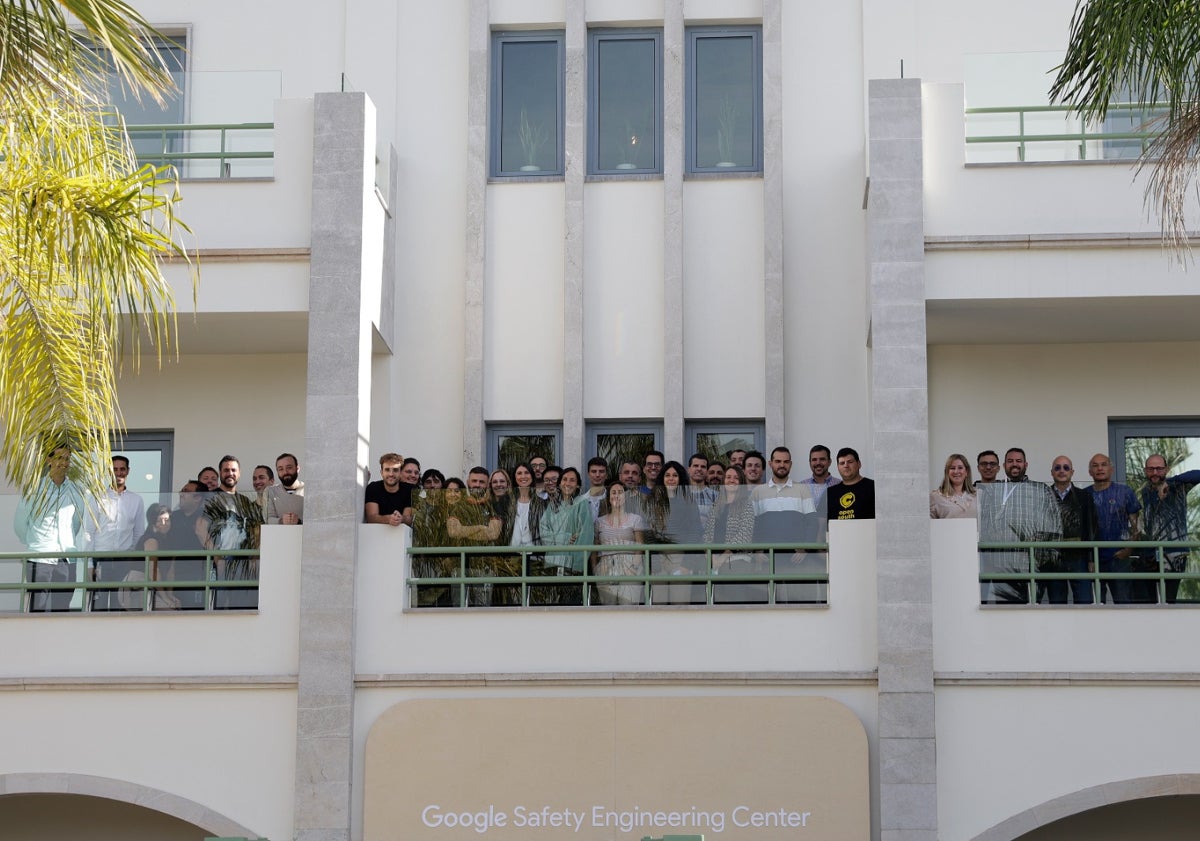 Imagen principal - 1 Parte del equipo de VirusTotal, asomado al nuevo edificio. 2 El futbolín ha sobrevivido a su tercera mudanza. 3 En la nueva sede sigue habiendo espacio para las bromas, como este cartel dedicado a Bernardo Quintero.