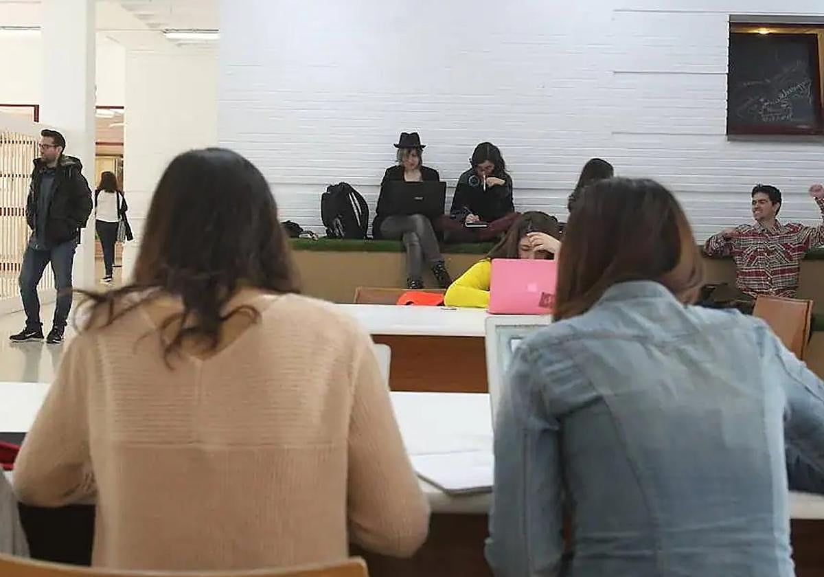 El Gobierno becó a más de 143.000 estudiantes andaluces con ayudas a estudios postobligatorios no universitarios