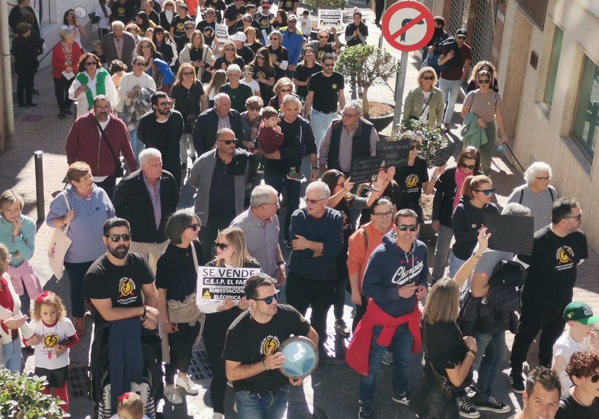 Imagen principal - Tres imágenes de la protesta que ha tenido lugar este sábado en Torrox.