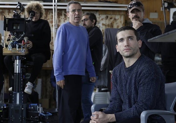 El actor Jaime Lorente, concentrado, antes de una escena mientras lo observa el director Lino Escalera (en el centro).