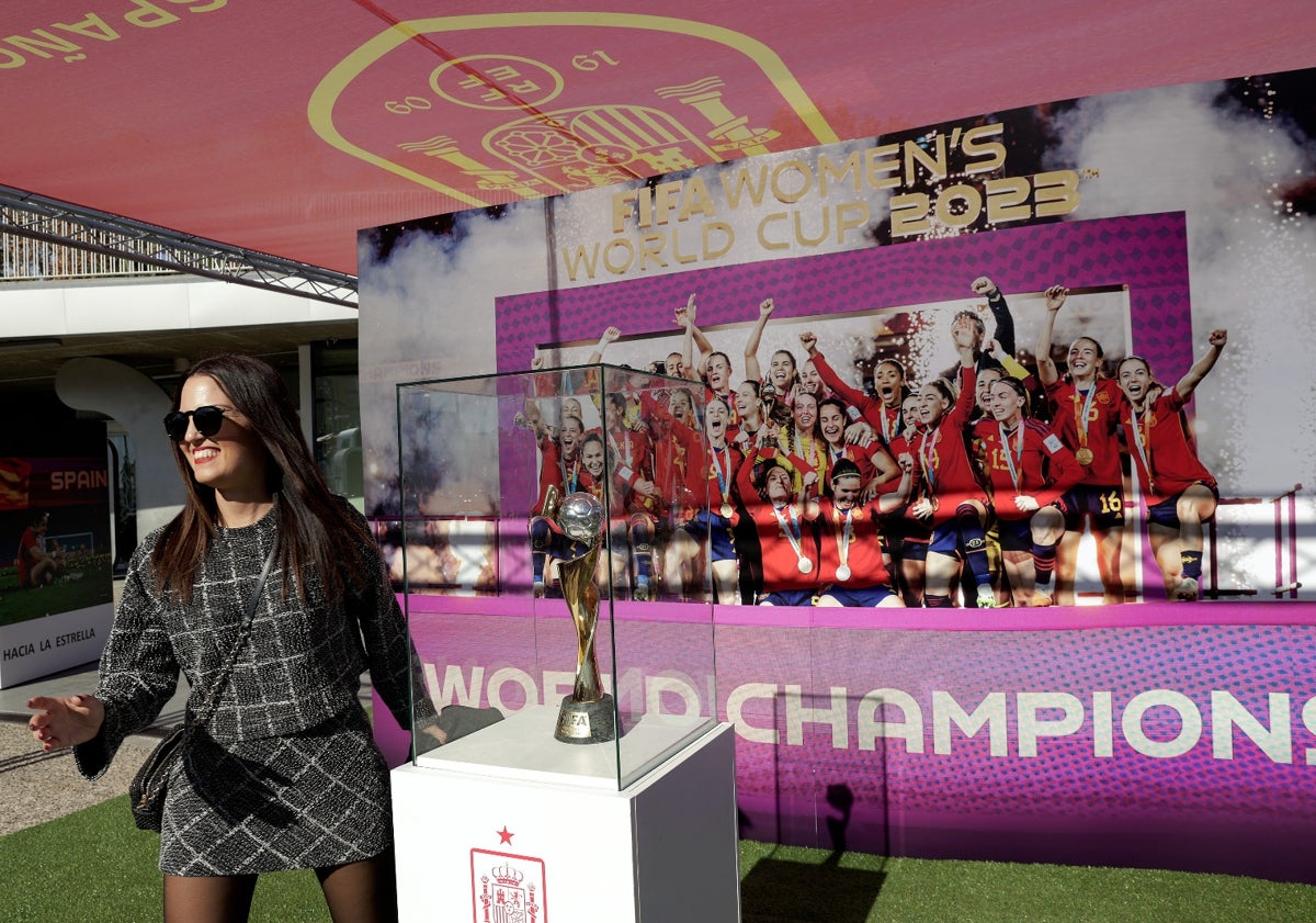 Imagen principal - La selección española calienta motores con una &#039;fan zone&#039; en el Muelle Uno