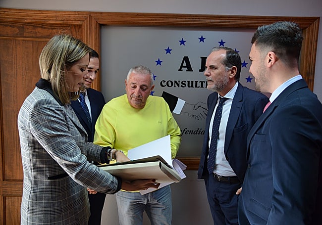 Los letrados del despacho AJF Cid Abogados de la capital de la Axarquía, con Francisco Mena.