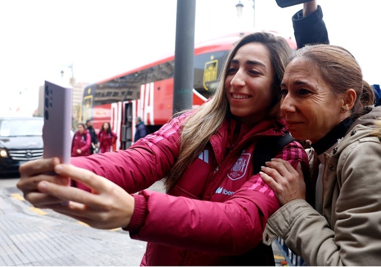 La internacional Olga Carmona, que se paró a fotografiarse con una seguidora.