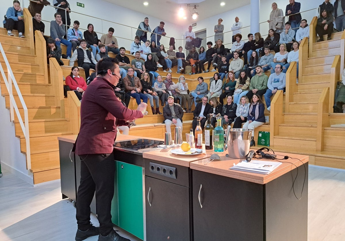 Xavier Almeida durante su intervención ante los alumnos.