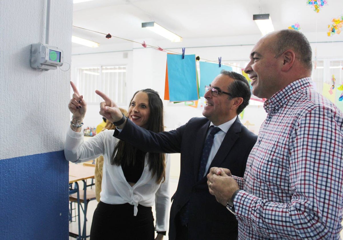 El delegado territorial de Desarrollo Educativo y Formación Profesional, Miguel Briones, acompañado por el alcalde Anthony Bermúdez, realizó una visita al Colegio Público Pablo Ruiz Picasso.