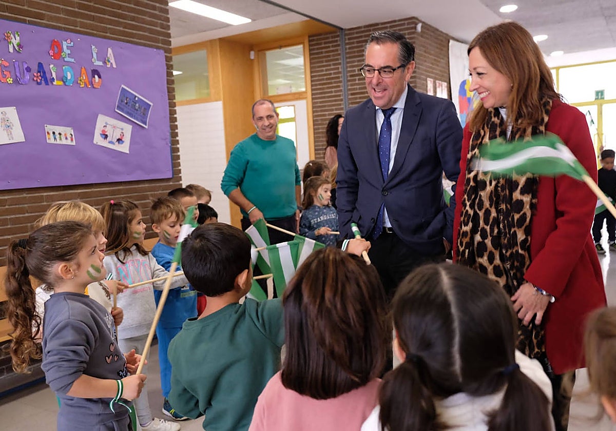 Patricia Navarro y Miguel Briones visitan el CEIP Flor de Azahar de Cártama.