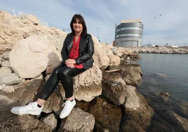 Mari Carmen García, con el nuevo edificio del Centro Oceanográfico de Málaga, en el muelle de San Andrés.