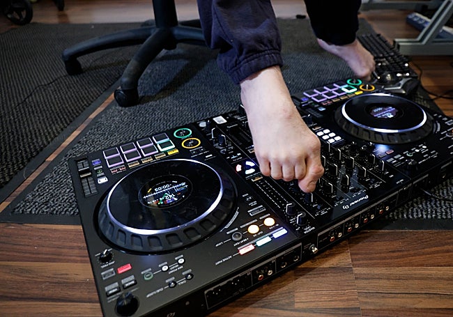 Utiliza los pies con una destreza que le permite mezclar varias canciones al mismo tiempo.