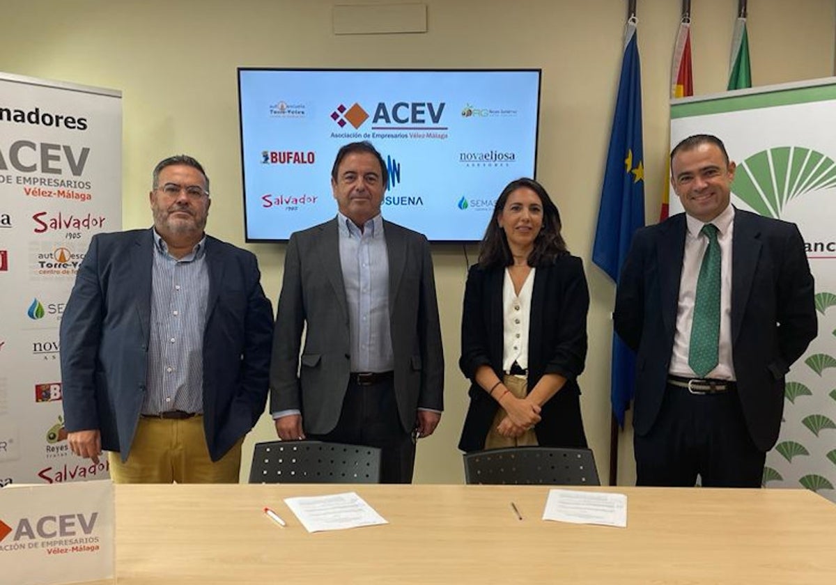 Acto de la firma del convenio entre la ACEV y Unicaja.