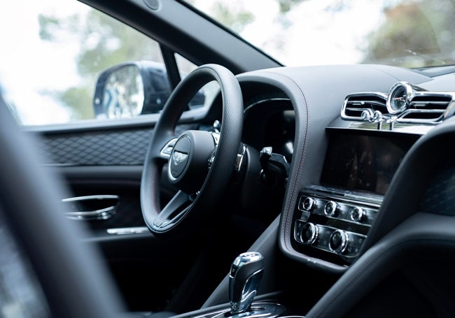 Los materiales utilizados en el interior del Bentley están a otro nivel. No se trata de utilizar cuero o aluminio, sino de utilizar el mejor cuero y aluminio.