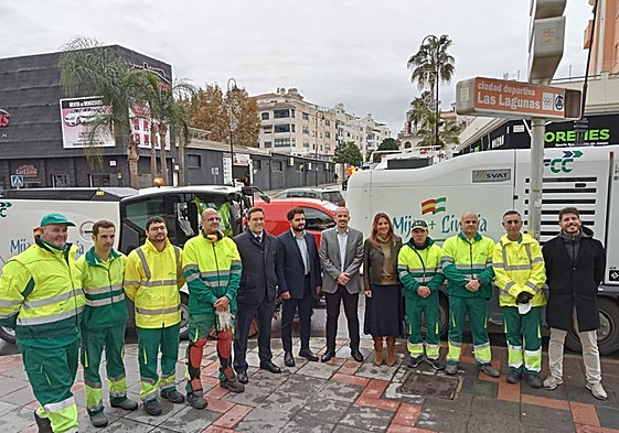 La alcaldesa y el concejal, junto a los operarios de limpieza en la presentación del plan.
