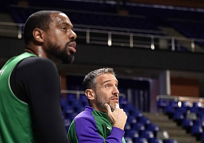 Ibon Navarro, este martes junto a Will Thomas en el entrenamiento en el Carpena.