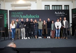 De Aguilar, en el centro, junto a los fotógrafos protagonistas de esta acción.