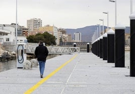 Pantalán flotante para los pesqueros en la desembocadura del Guadalmedina.