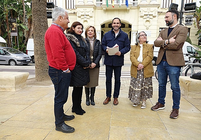 En el centro, el portavoz socialista, Dani Pérez, con sus ediles, a las puertas del Ayuntamiento.