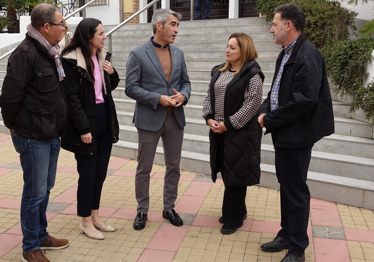 Navas, en el centro, antes de la atención a medios en la Casa de la Cultura de Arroyo de la Miel.