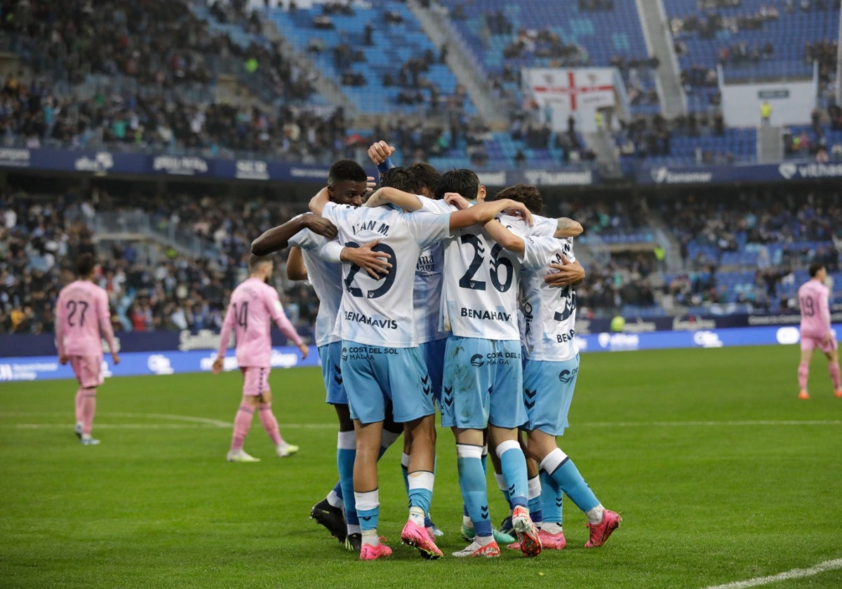 Los jugadores del Málaga celebran el gol de Juanpe ante el Eldense este miércoles.