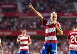 Bryan Zaragoza besa el escudo del Granada de su camiseta para celebrar un gol.