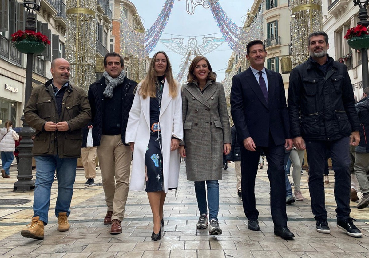 Rueda, tercera por la derecha, esta mañana en calle Larios junto a cargos públicos y orgánicos de Vox.