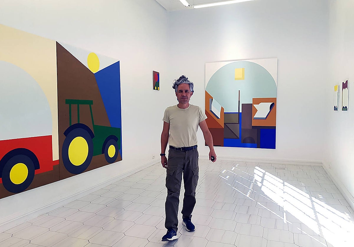 Ramón David Morales junto a parte de su exposición en la galería Javier Marín.