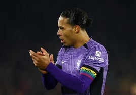 El capitán del Liverpool, Virgil van Dijk, con el brazalete arcoíris.