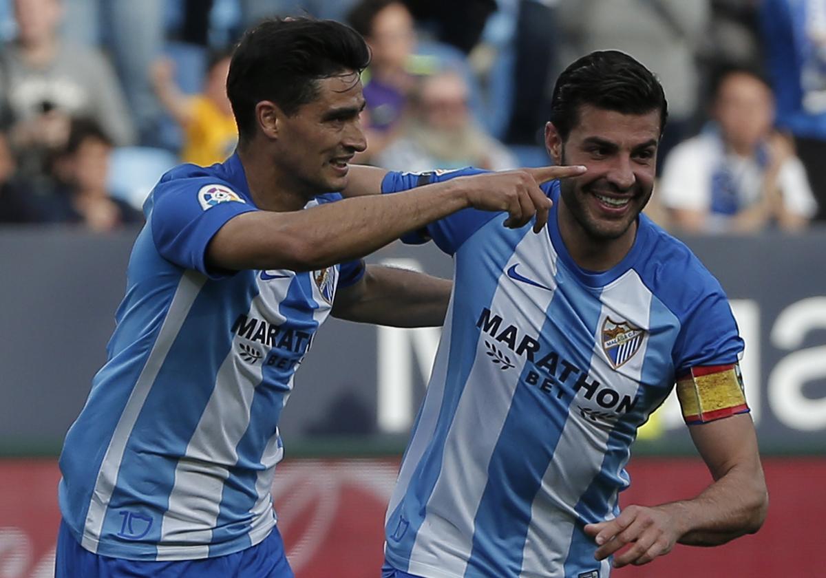 Gonzalo 'Chory' Castro celebra un gol con el Málaga junto a Miguel Torres.